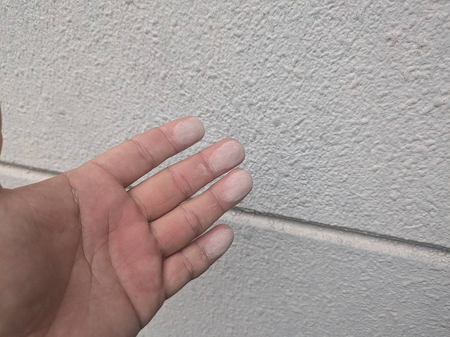飯田市　ALC外壁サイディングのチョーキングとひび割れ、塗膜の剥がれや金属屋根の色あせ・苔発生